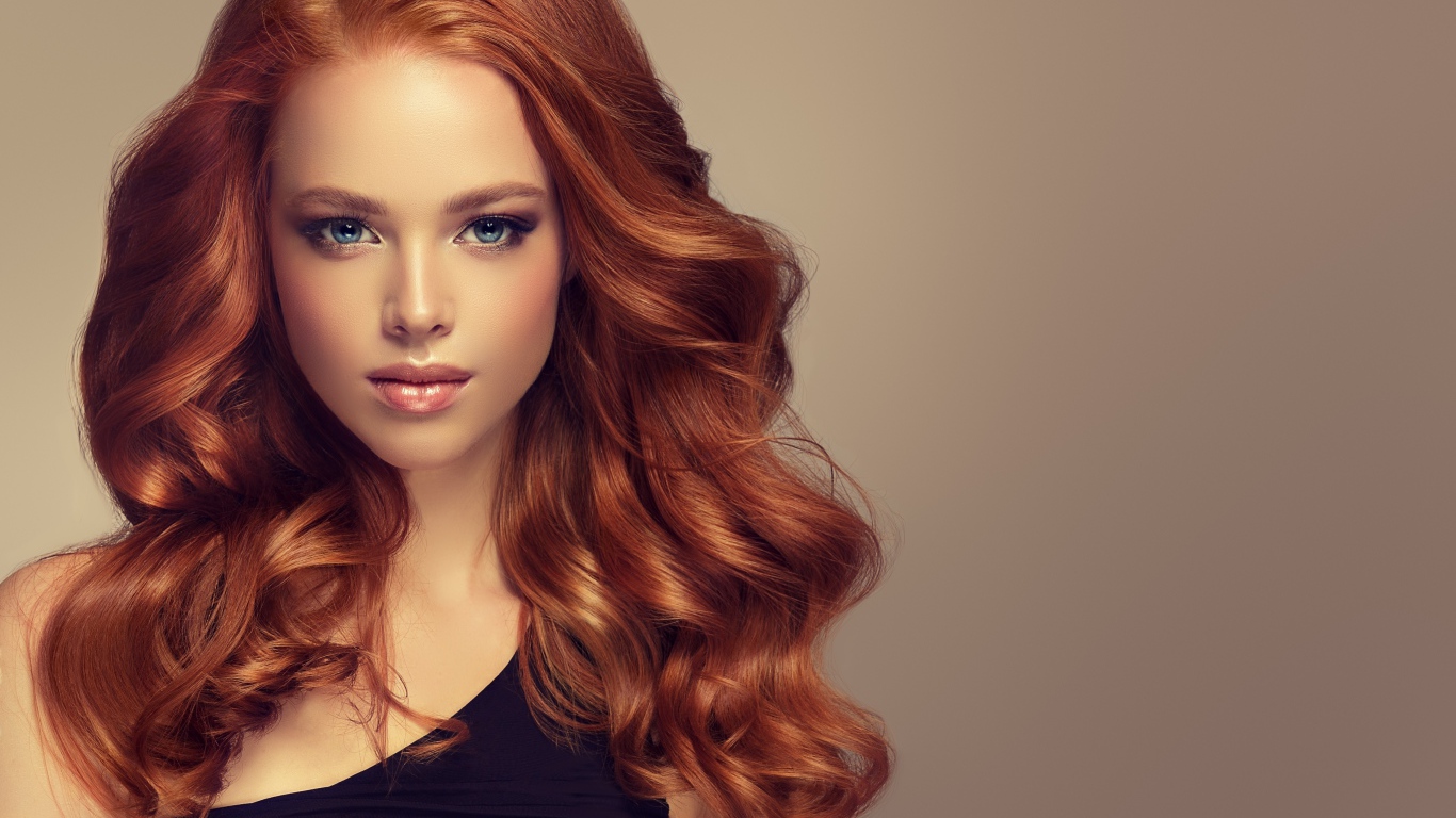 Красивая голубоглазая девушка с длинными рыжими волосами
