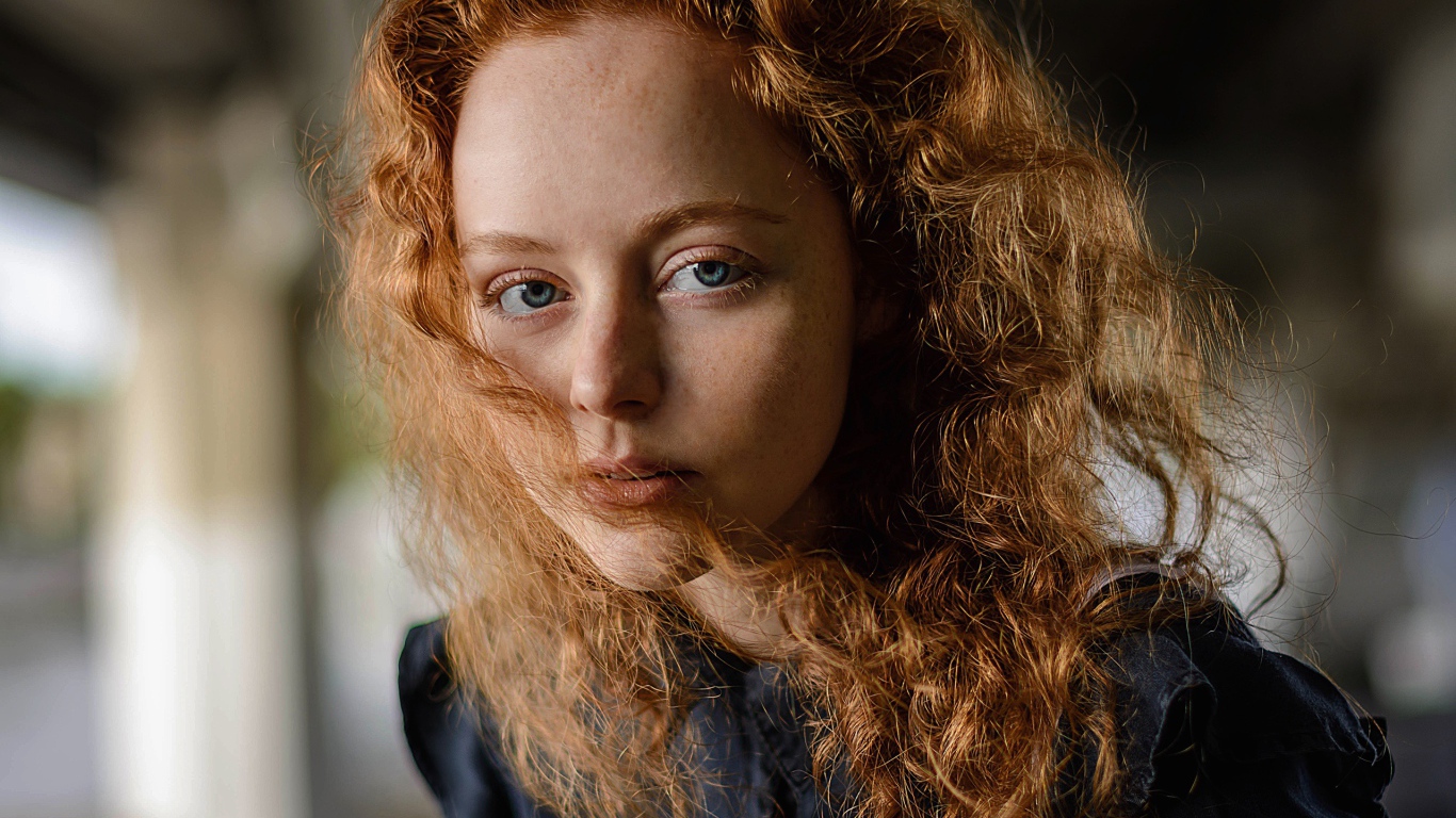 Красивая голубоглазая рыжеволосая девушка