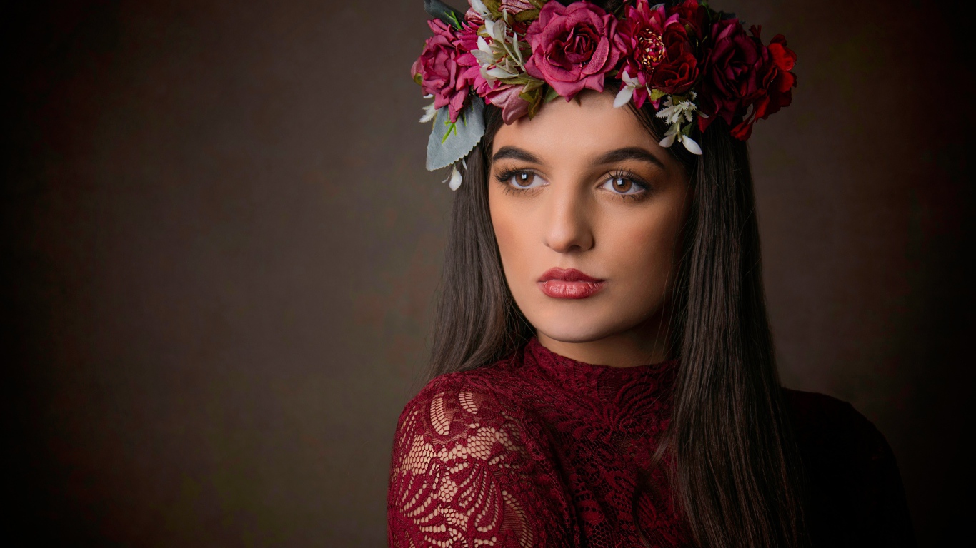 Красивая кареглазая девушка с венком на голове