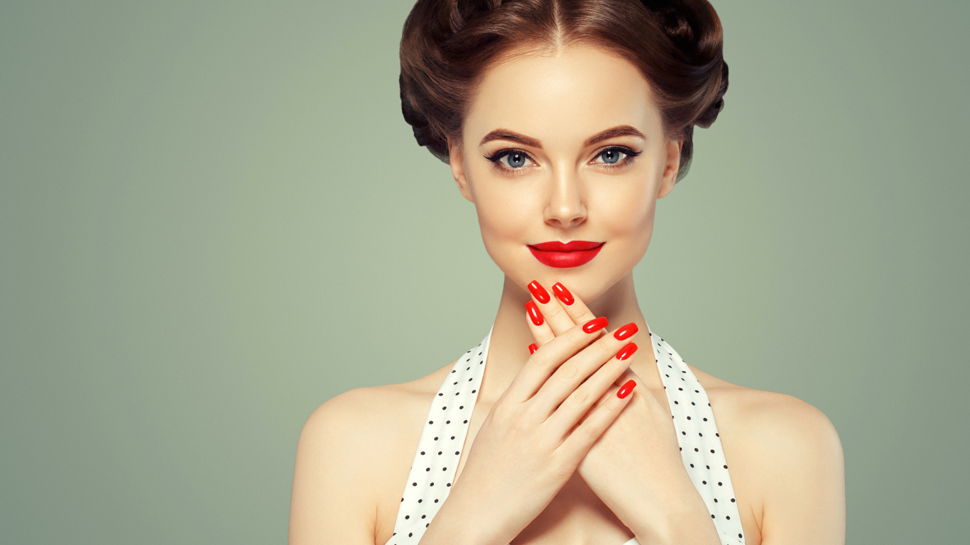 Красивая шатенка с яркими красными ногтями