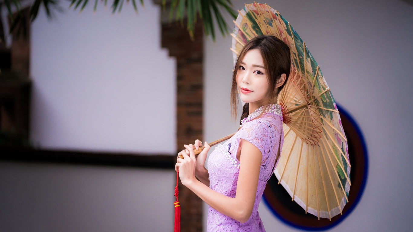 Красивая нежная азиатка в сиреневом платье с зонтом в руках