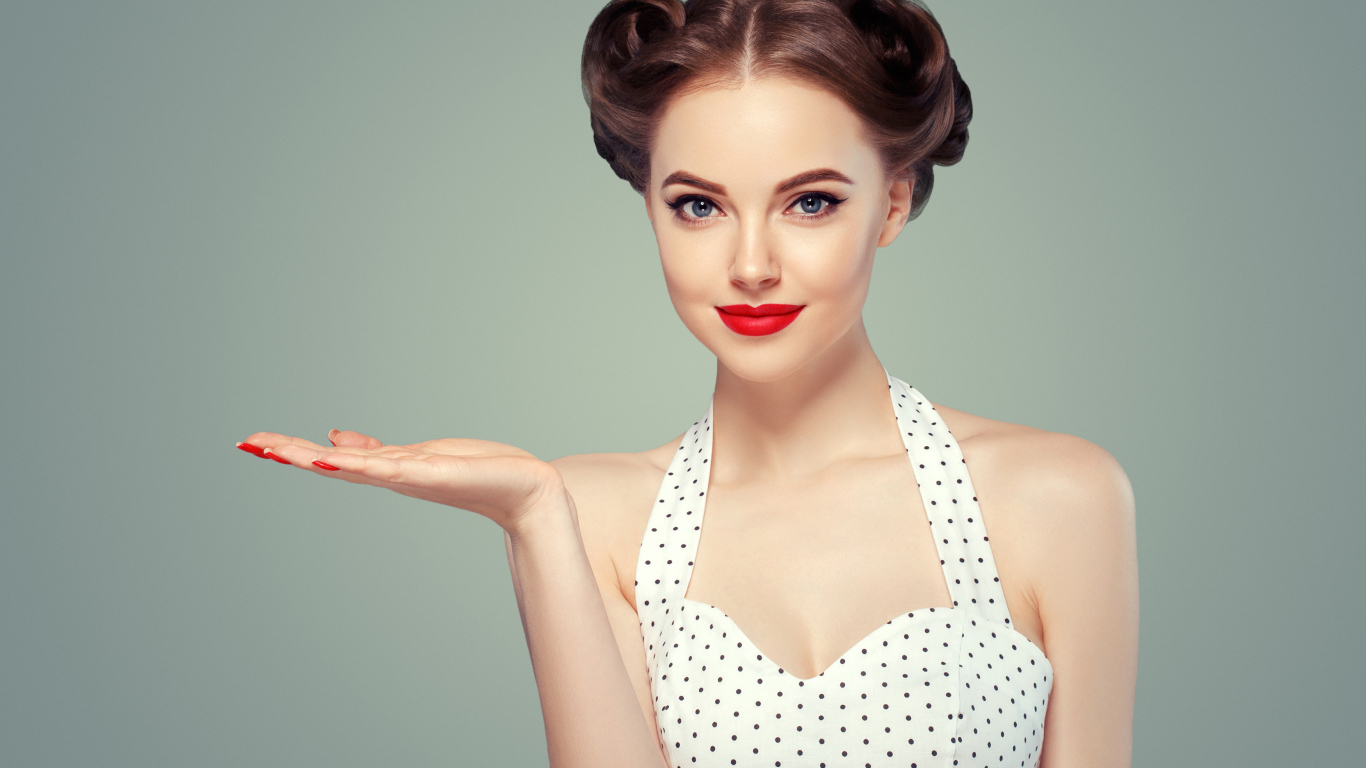 Красивая девушка с прической на голове в платье