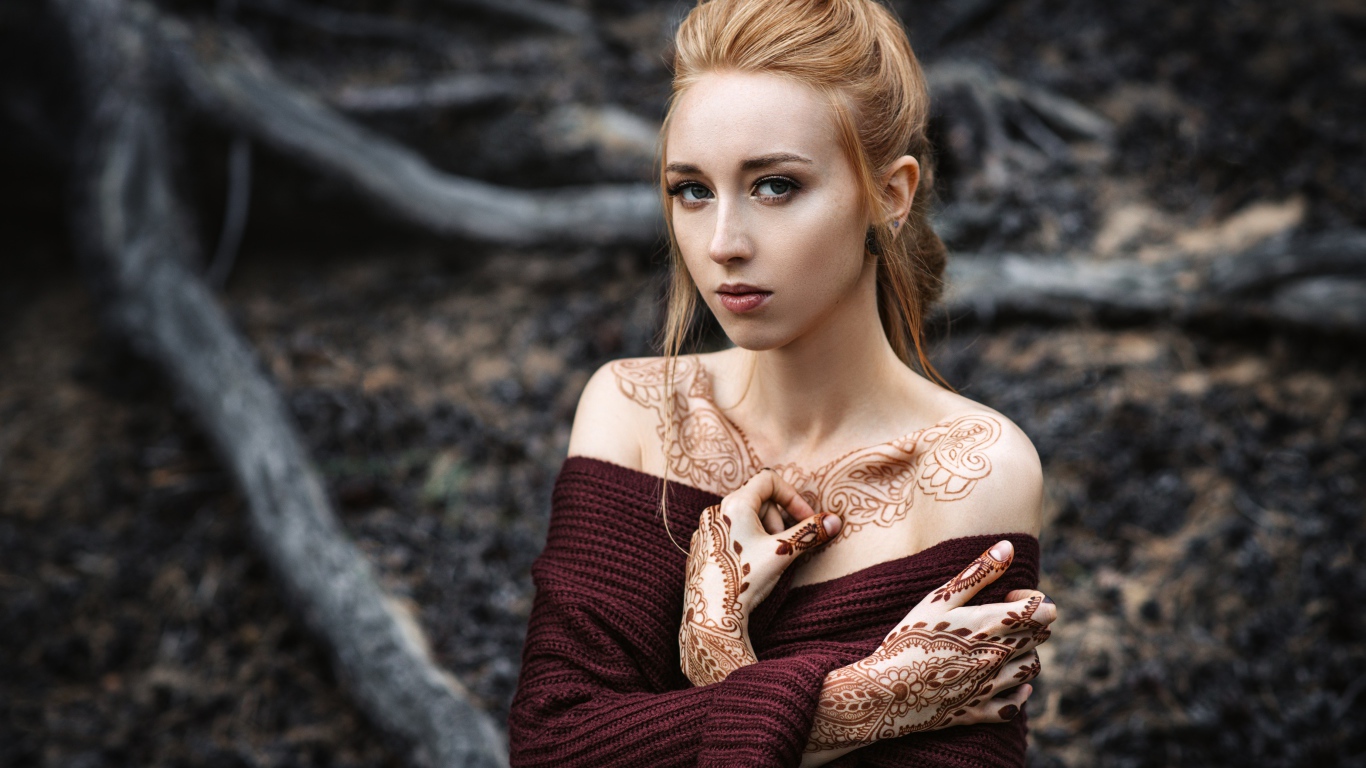 Красивая девушка с рисунком из хны на теле 