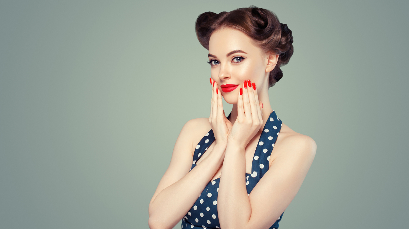 Красивая девушка с ярким макияжем на сером фоне