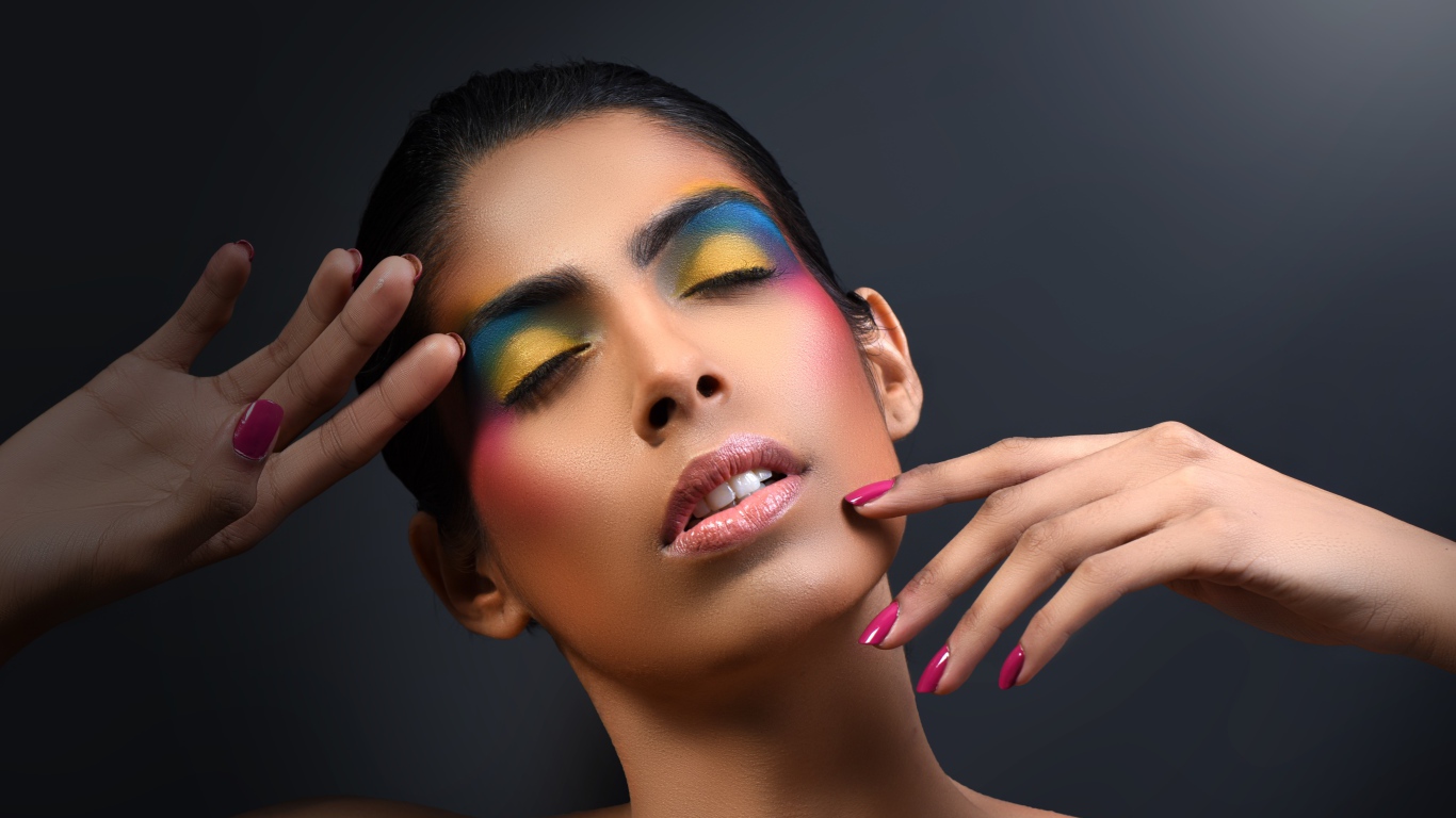 Красивая девушка с ярким макияжем с закрытыми глазами