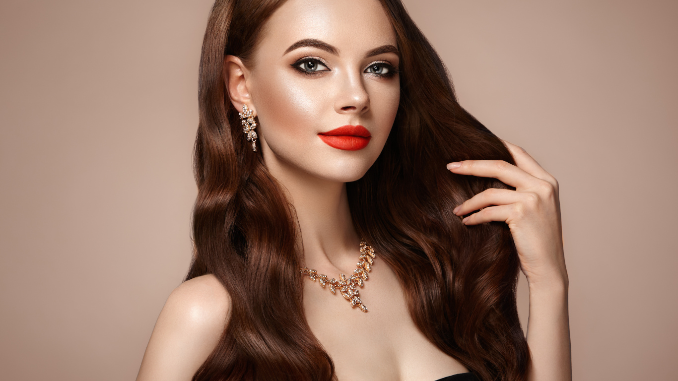 Красивая девушка с длинными волосами и дорогими украшениями