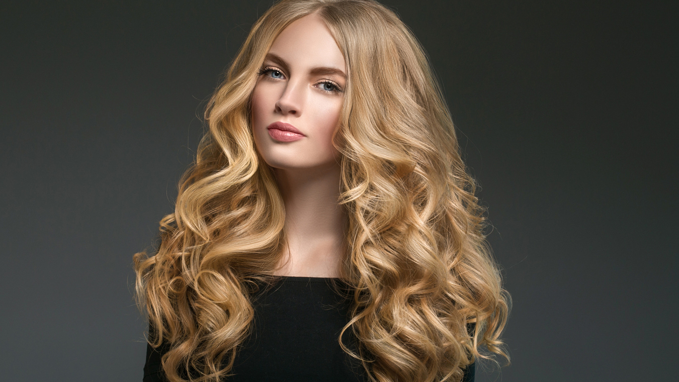 Красивая длинноволосая блондинка с голубыми глазами 