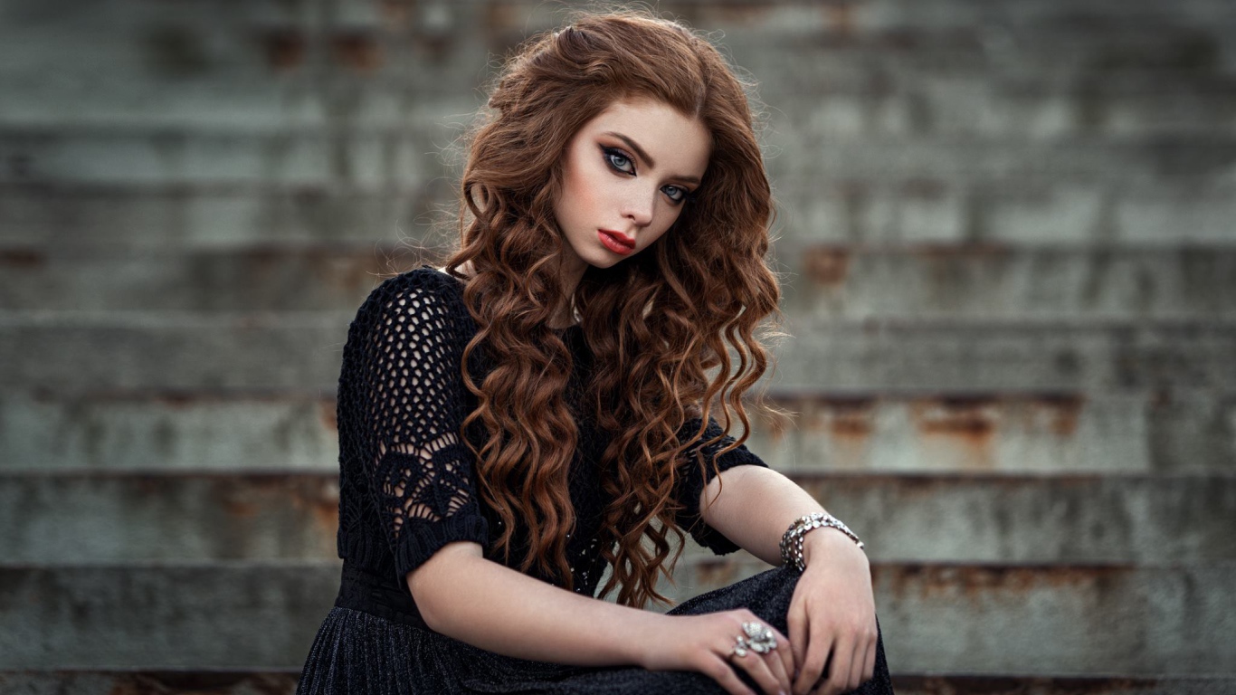 Красивая длинноволосая девушка в черном платье