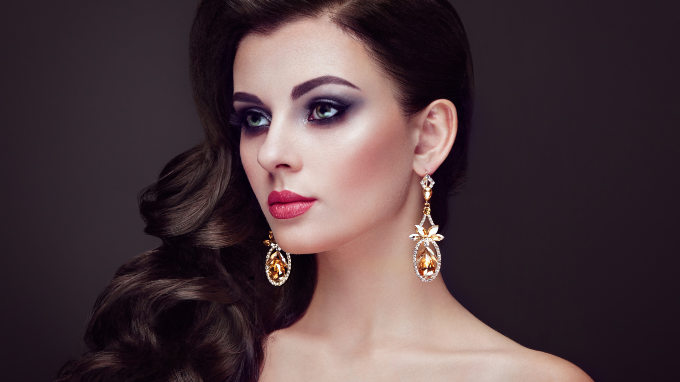 Красивая длинноволосая девушка с сережками