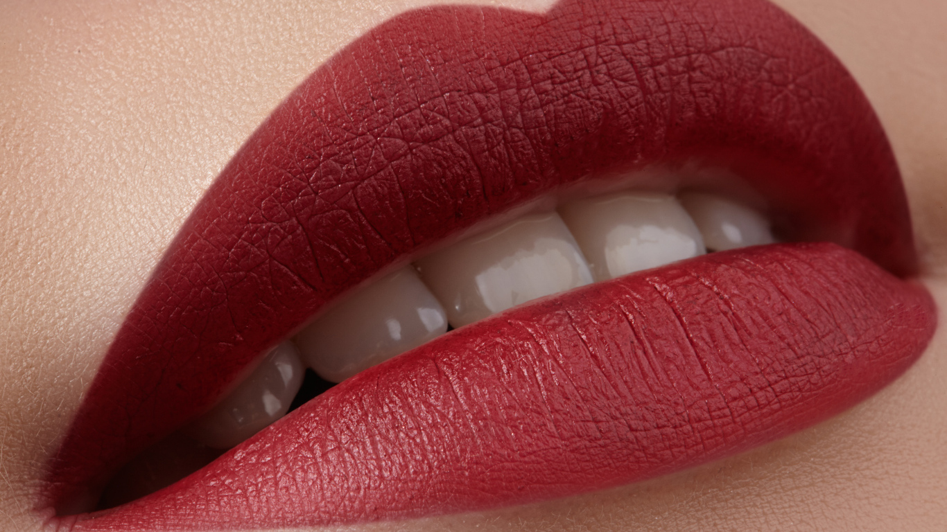 Красивые красные губы девушки 