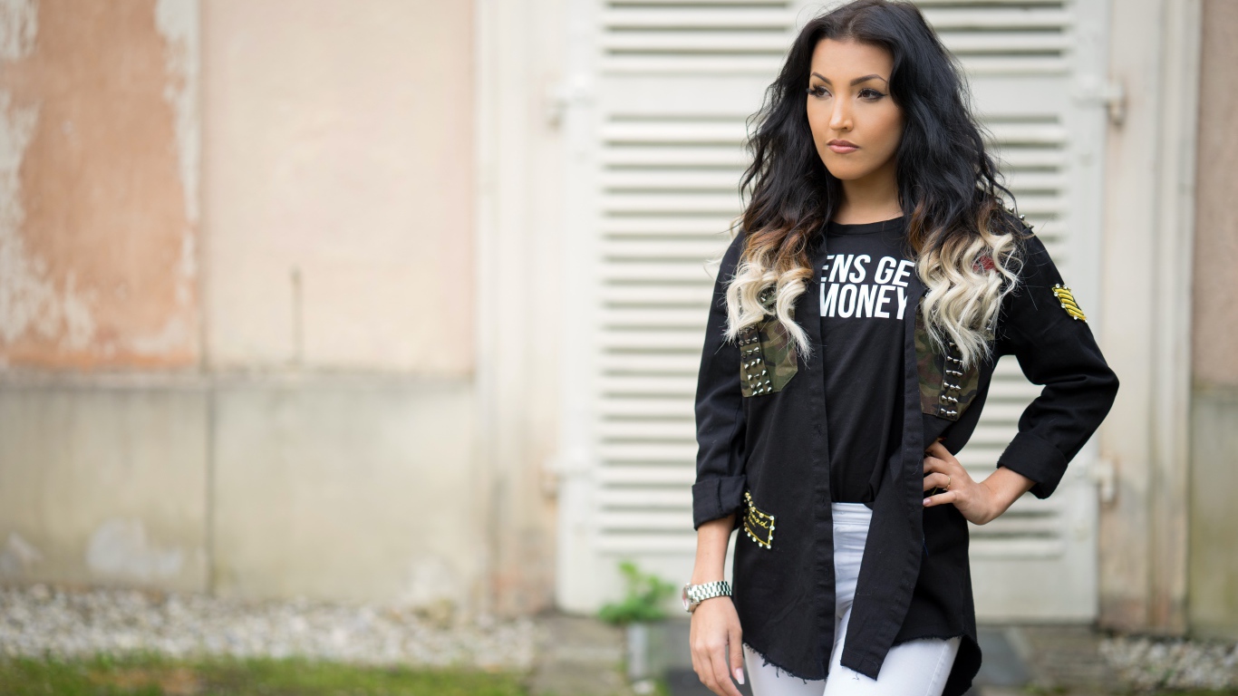 Красивая стильная девушка с часами на руке