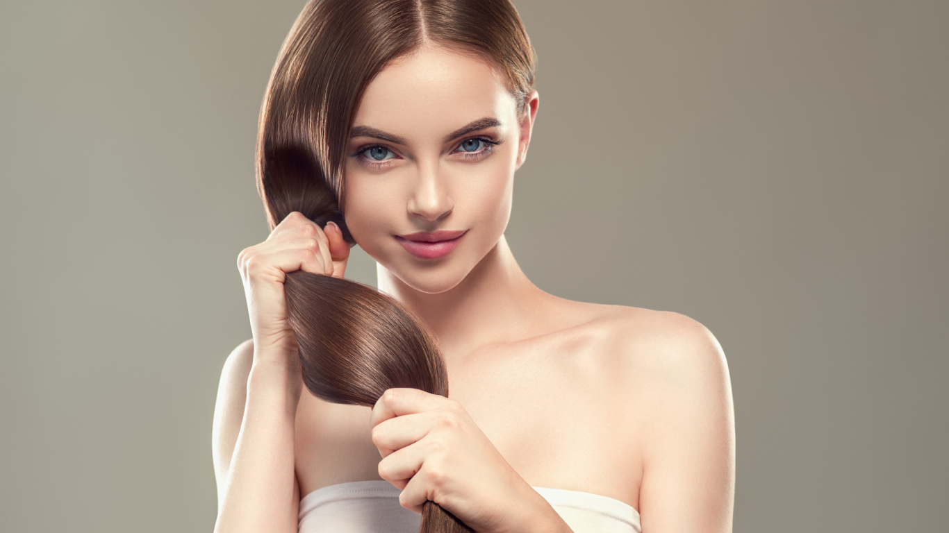 Красивая нежная голубоглазая девушка с длинными волосами