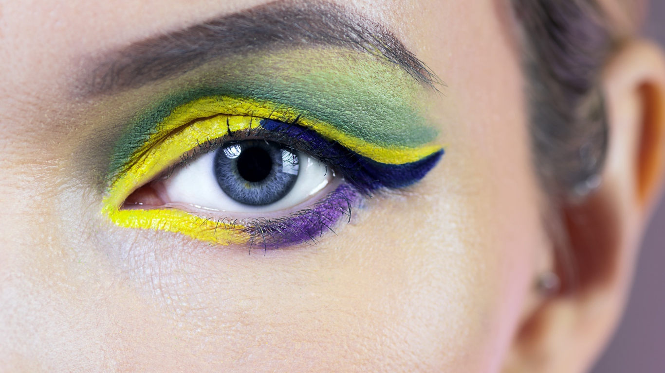 Накрашенный глаз голубоглазой девушки