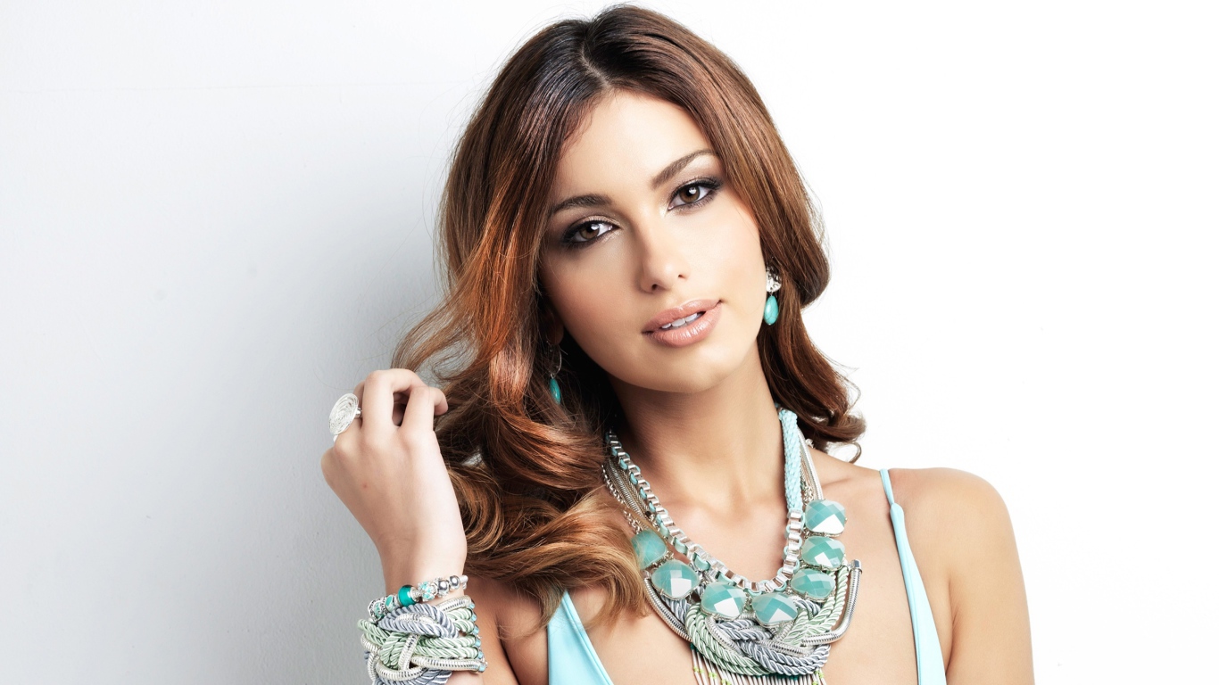 Ярка молодая девушка с украшениями на шее 