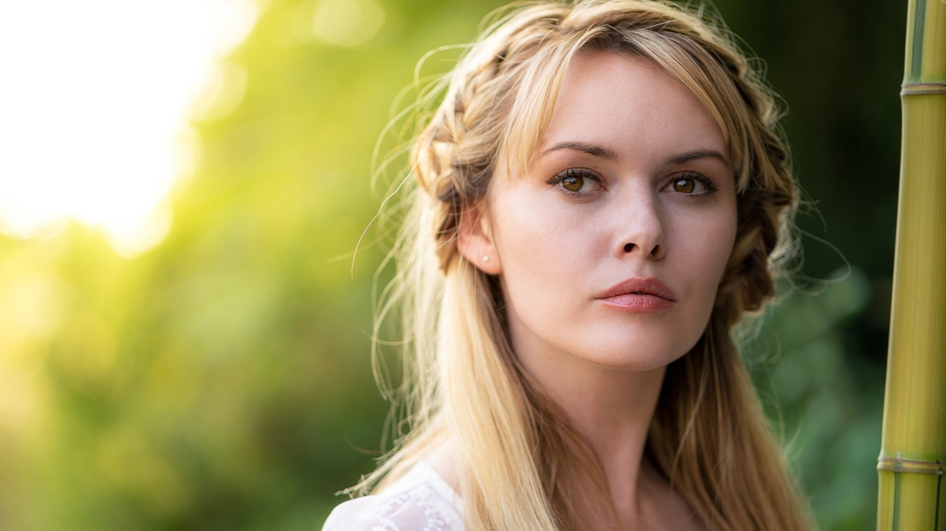 Задуманная кареглазая блондинка лицо крупным планом