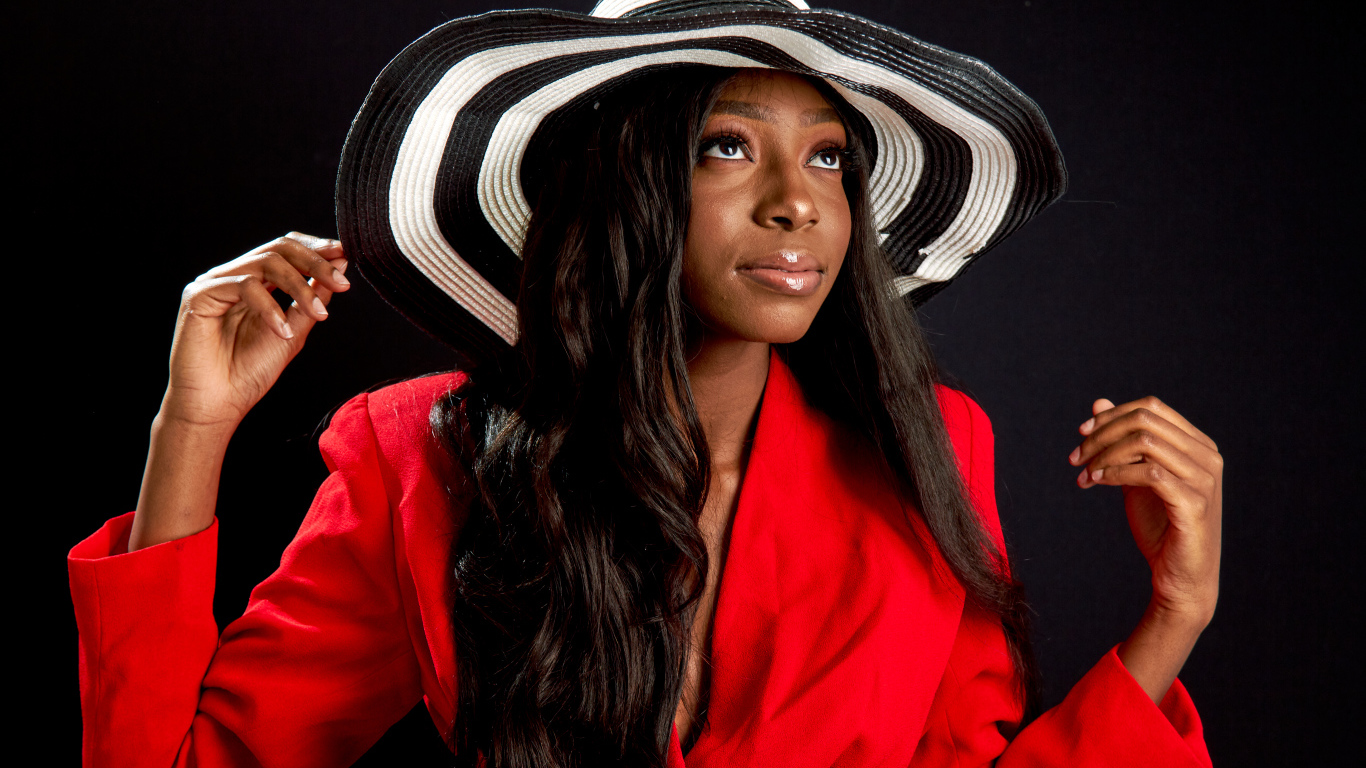 Темнокожая девушка в большой шляпе 