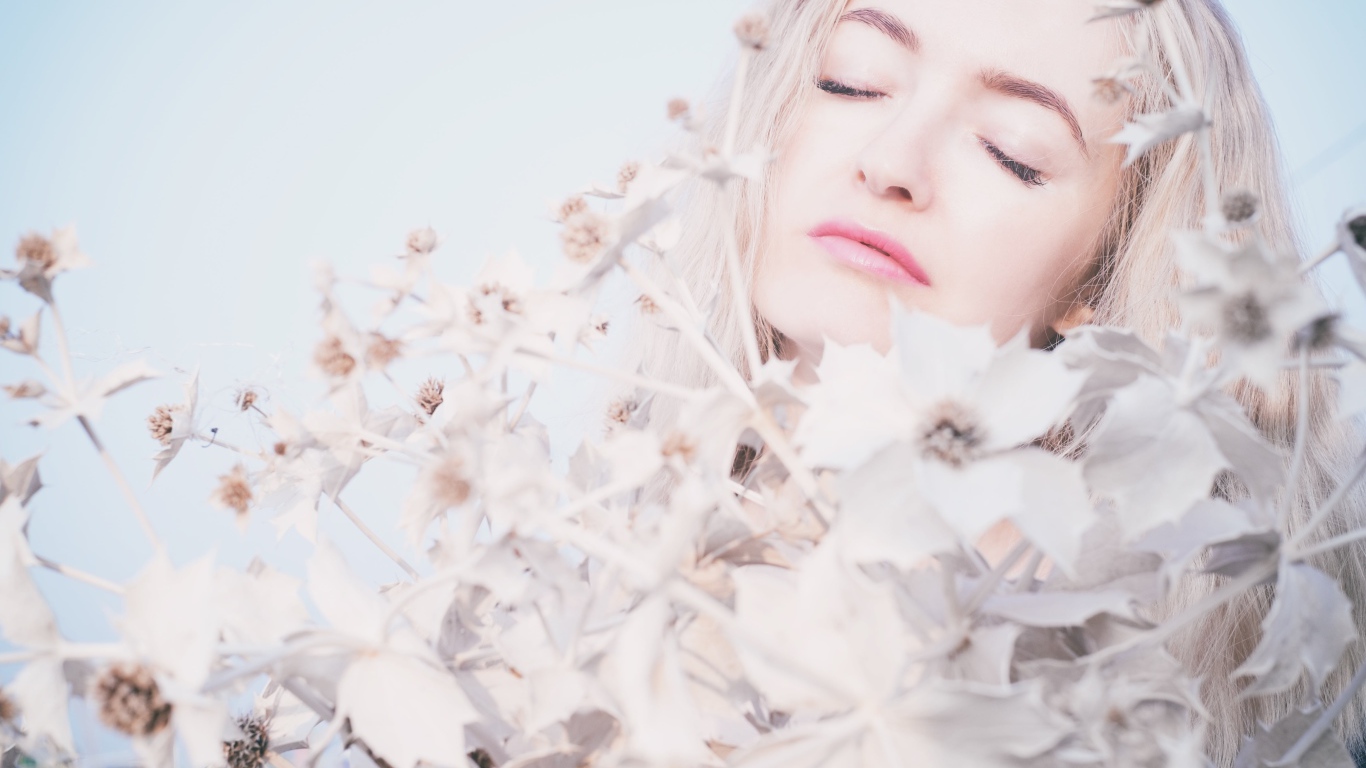 Девушка с закрытыми глазами в цветах 