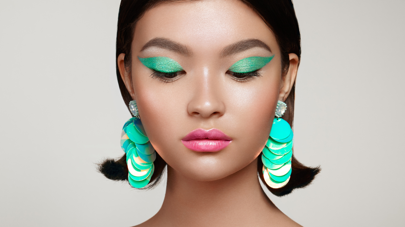 Девушка с зеленым макияжем и розовыми губами