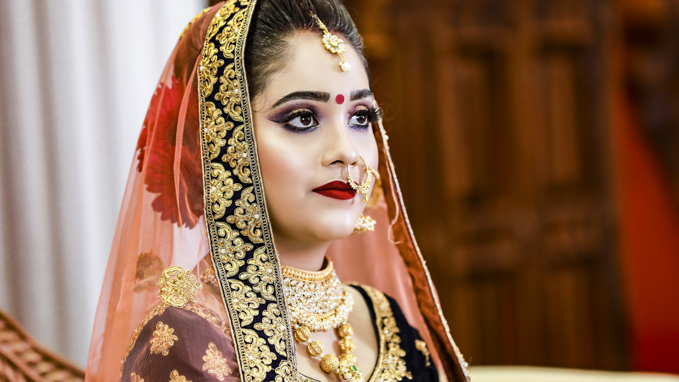 Девушка в индийском костюме невесты