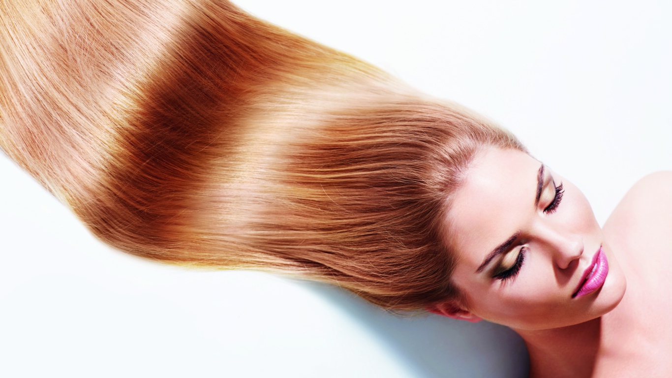 Длинноволосая шатенка с закрытыми глазами на белом фоне