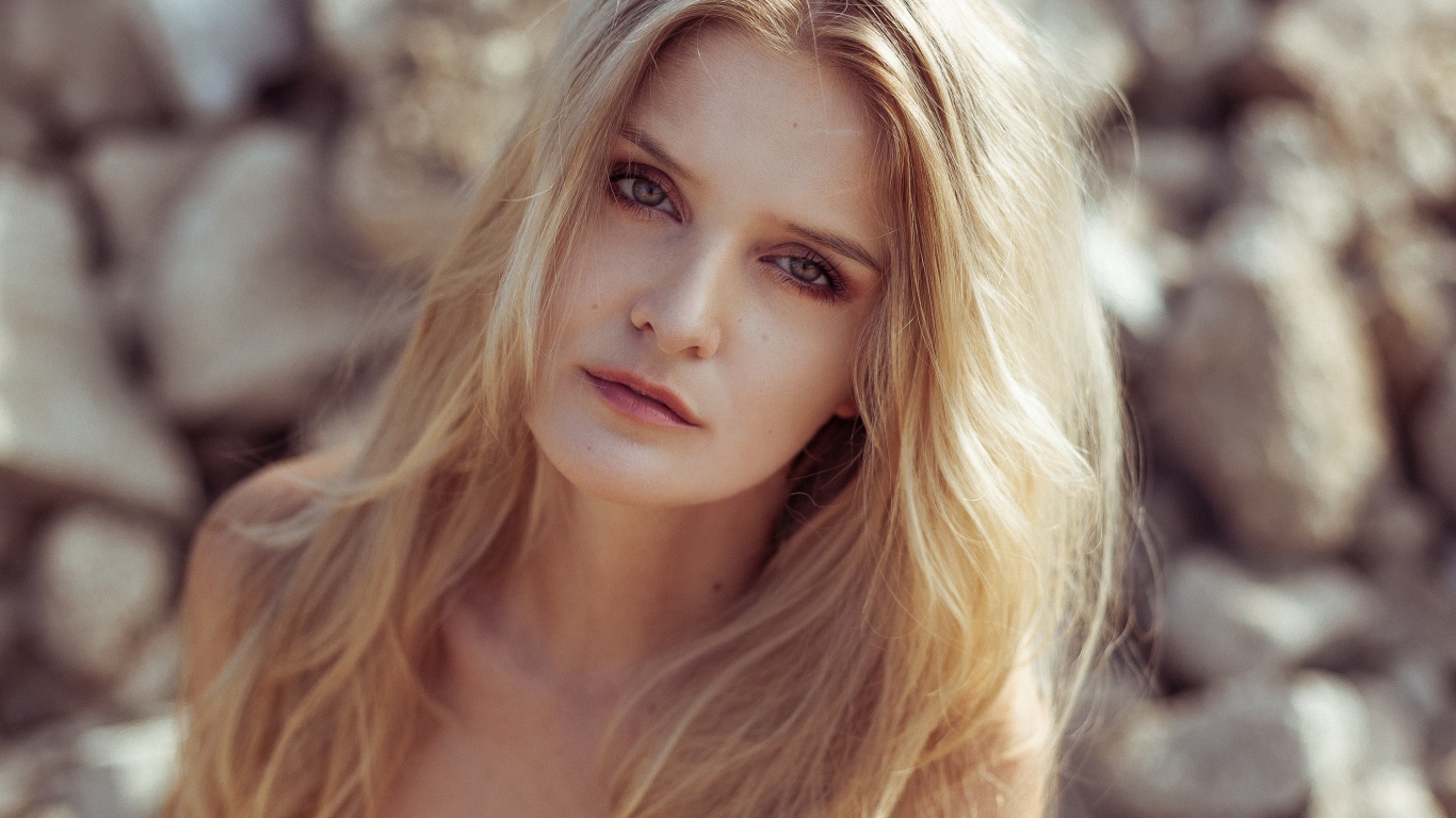 Длинноволосая блондинка крупным планом
