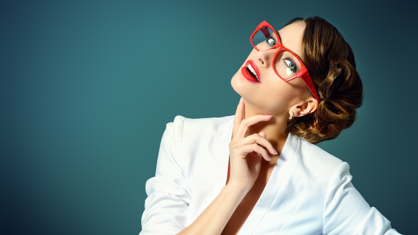 Стильная девушка в очках и белой рубашке