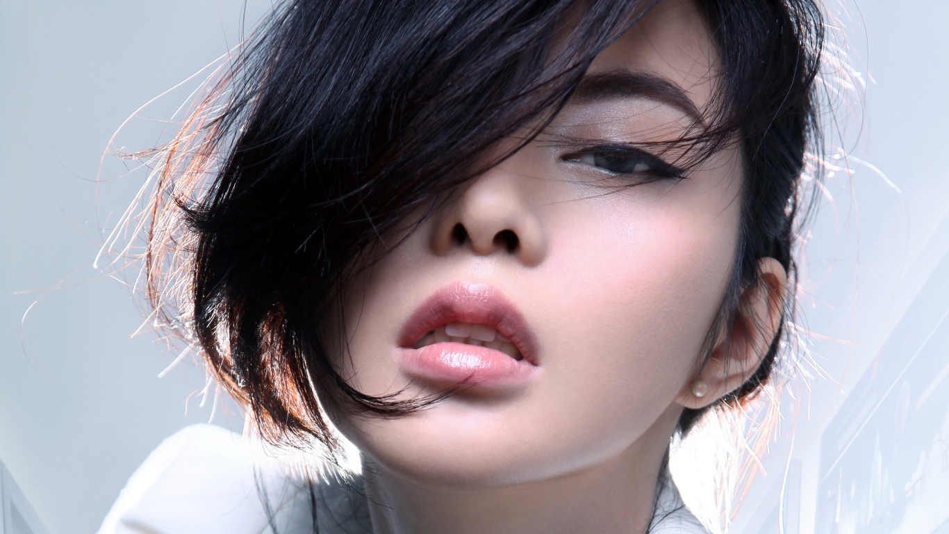 Нежная девушка шатенка лицо крупным планом