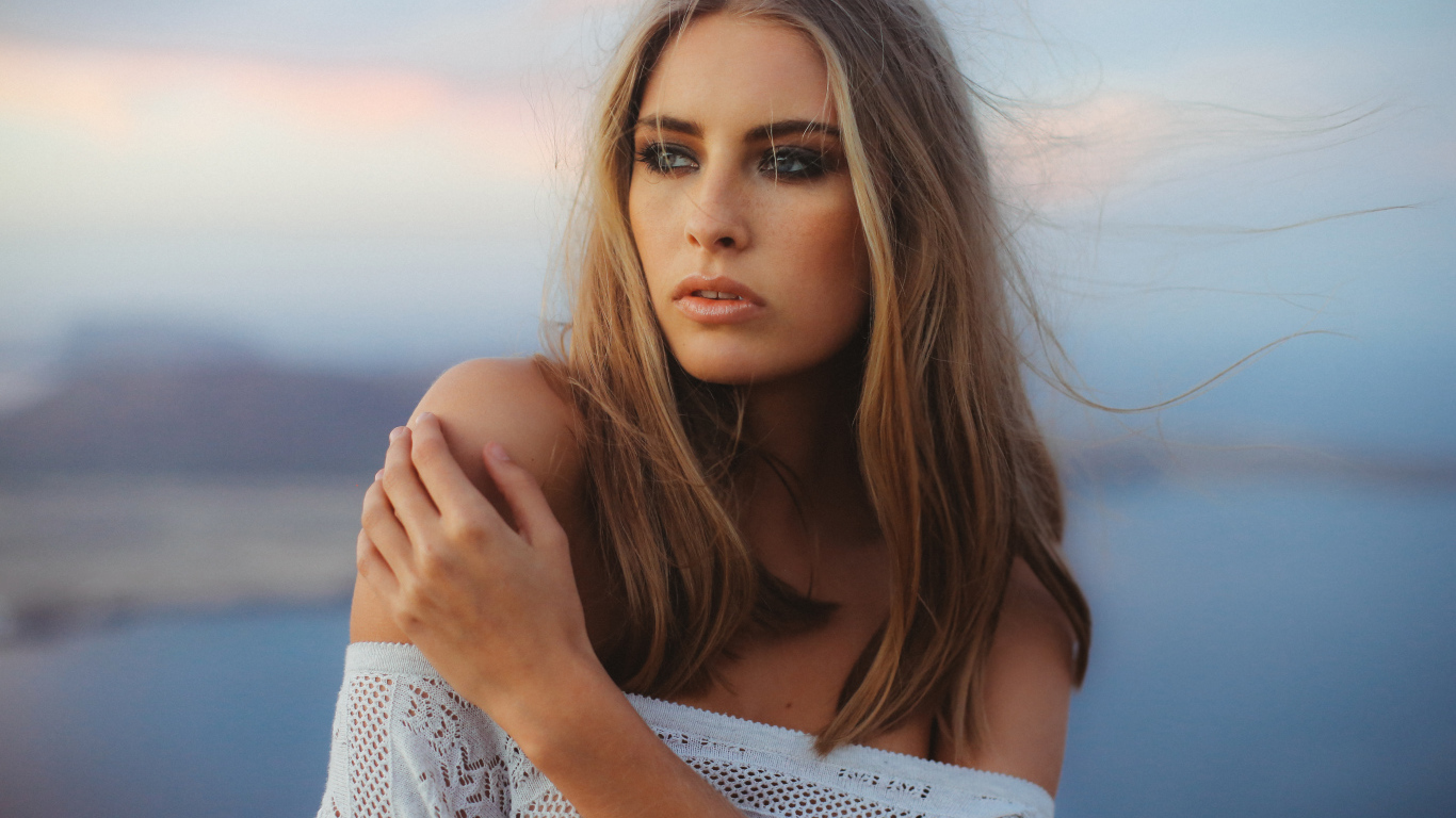 Ветер развивает волосы красивой блондинки