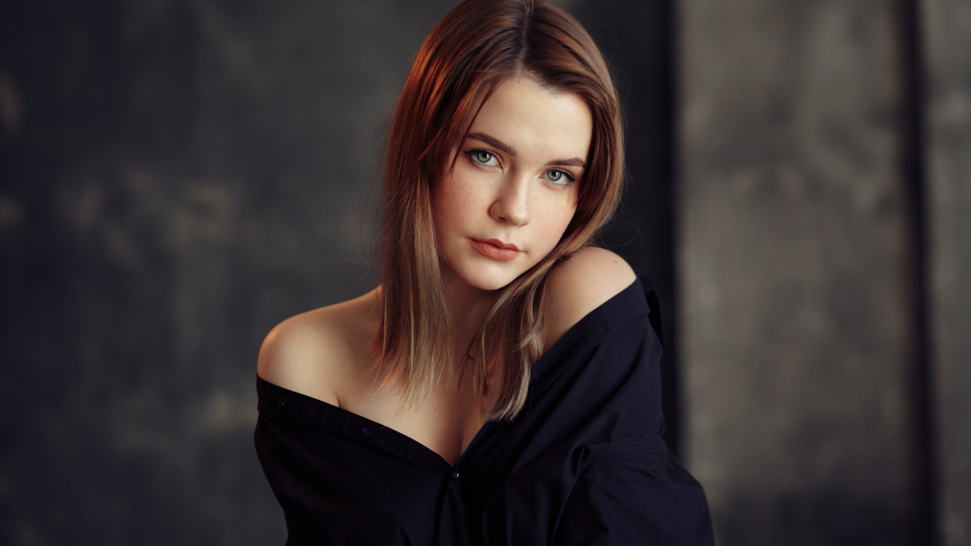 Молодая скромная девушка в черном наряде 