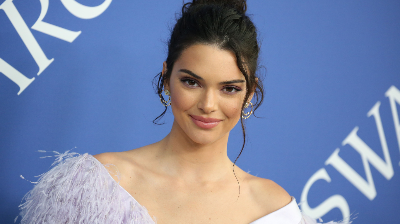 Красивая улыбающаяся модель Кендалл Дженнер 