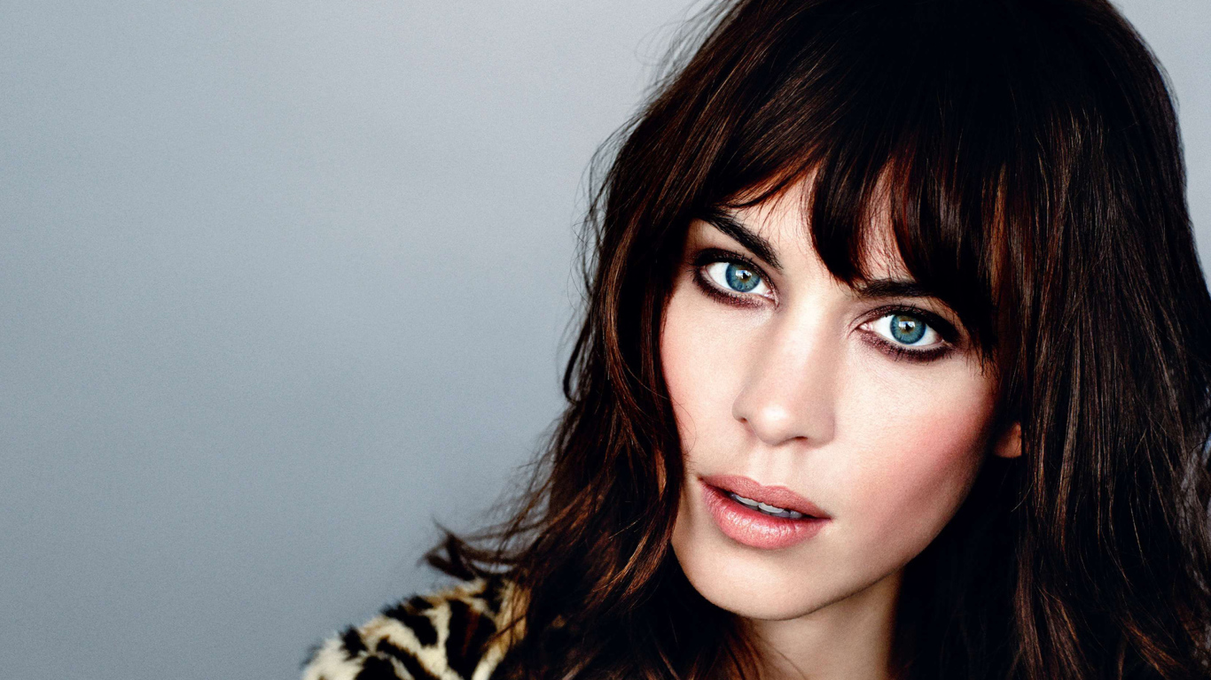 Голубоглазая девушка модель Алекса Чанг лицо крупным планом