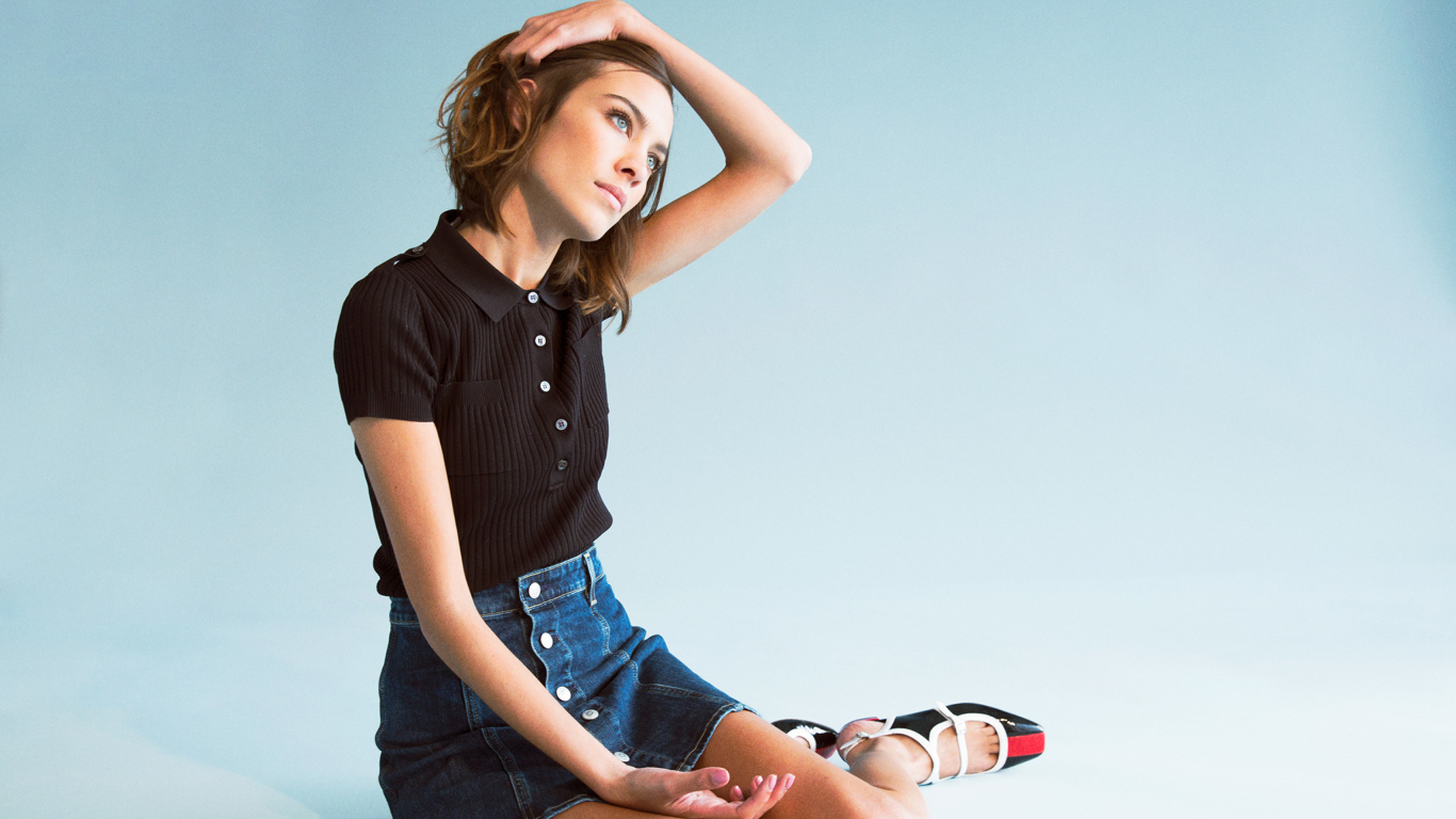 Модель Алекса Чанг сидит на голубом фоне