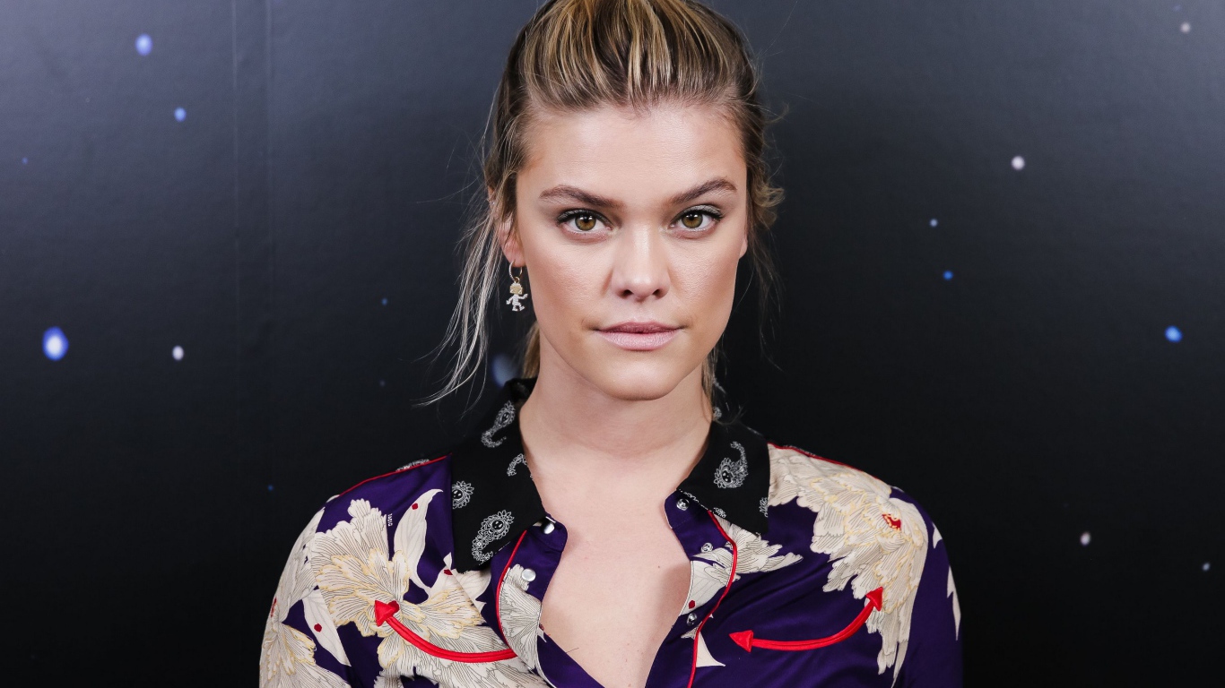 Модель Нина Агдал на черном фоне