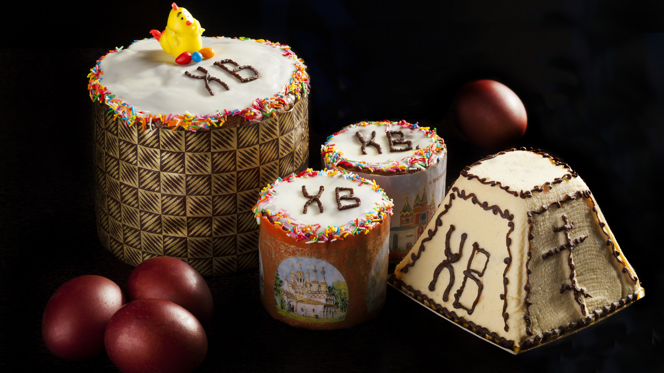 Красивые куличи и крашеные яйца на черном фоне на праздник Пасха