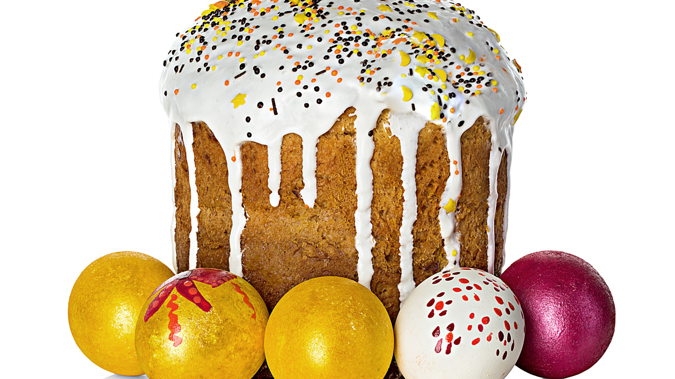 Красивый большой кулич с крашеными яйцами на белом фоне на Пасху