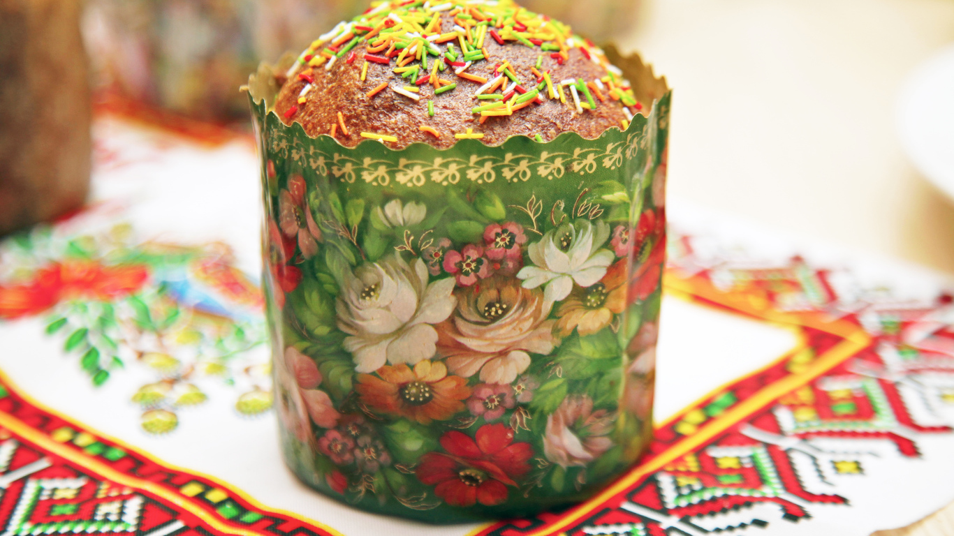 Кулич с посыпкой на Великий праздник Пасха