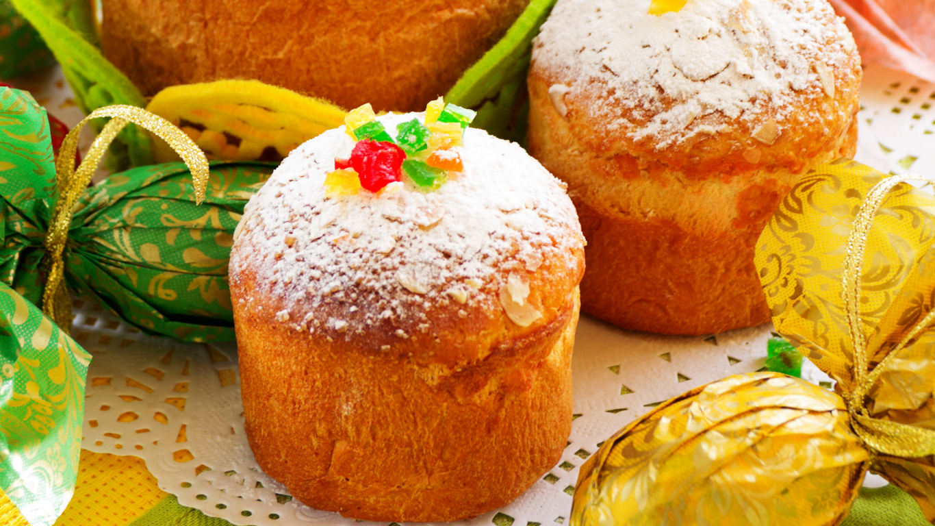 Сладкие пасхальные куличи с сахарной пудрой и цукатами на праздник Пасха 