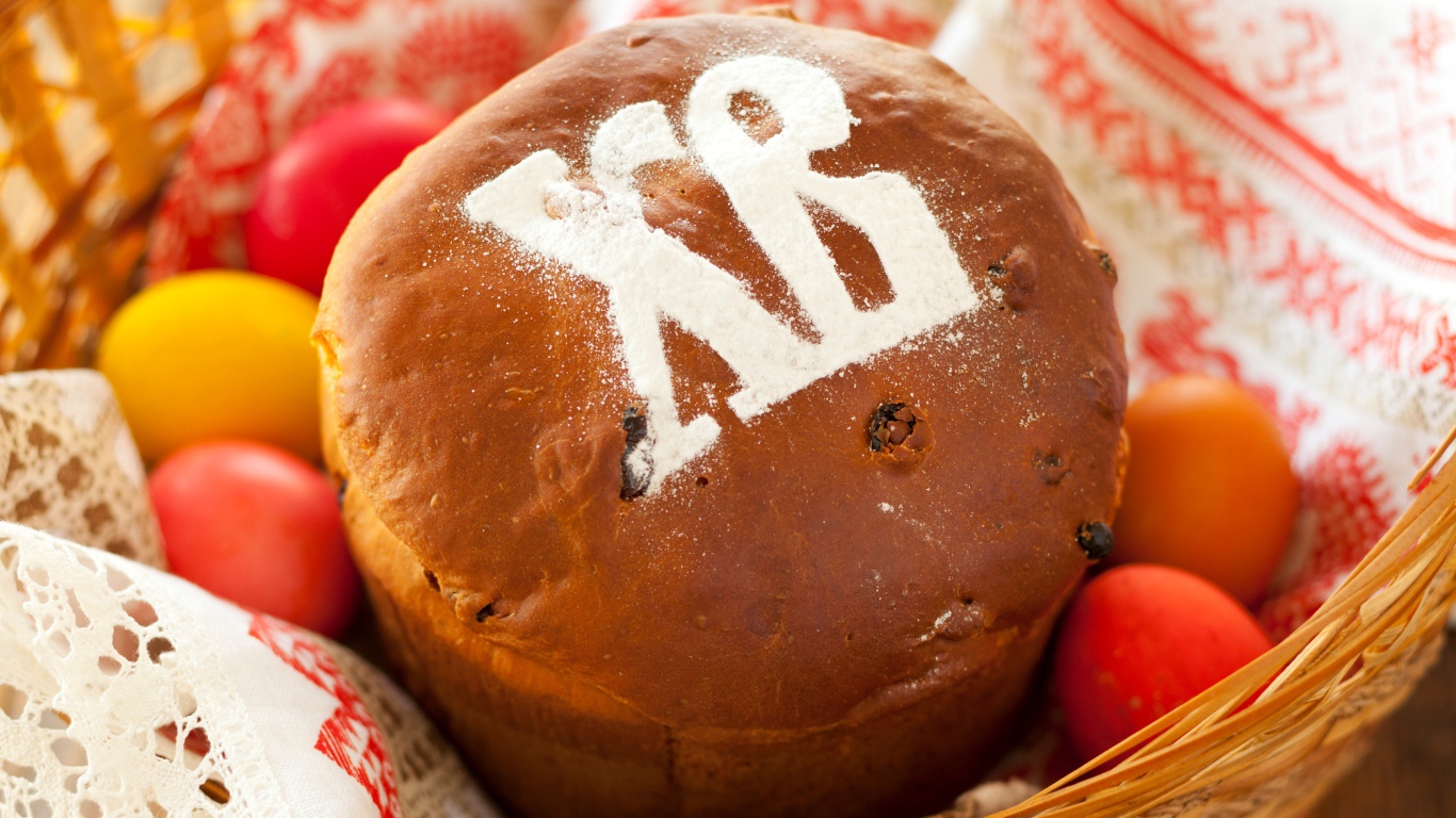 Буквы Христос Воскрес на пасхальном куличе к празднику 