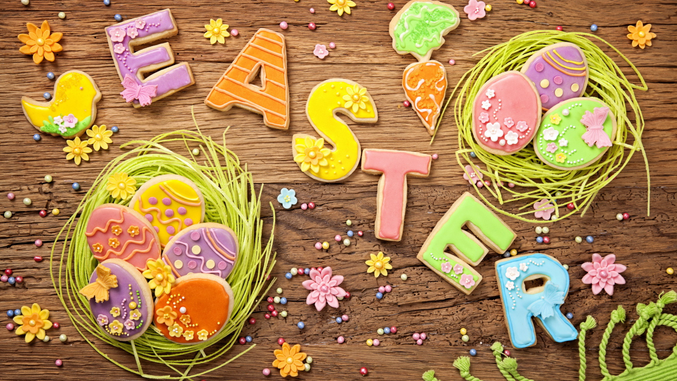 Вкусное разноцветное пасхальное печенье на деревянном столе