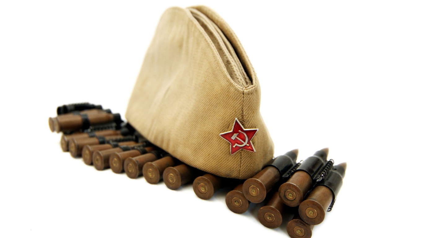 Военная пилотка с красной звездой с патронами на белом фоне