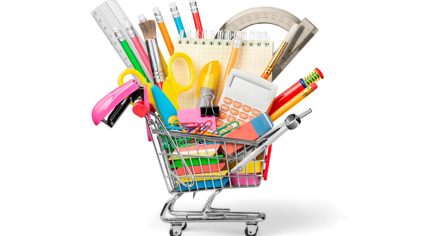 Канцелярские школьные принадлежности в тележке на белом фоне