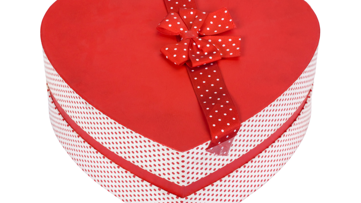 Красивая коробка в форме сердца на белом фоне