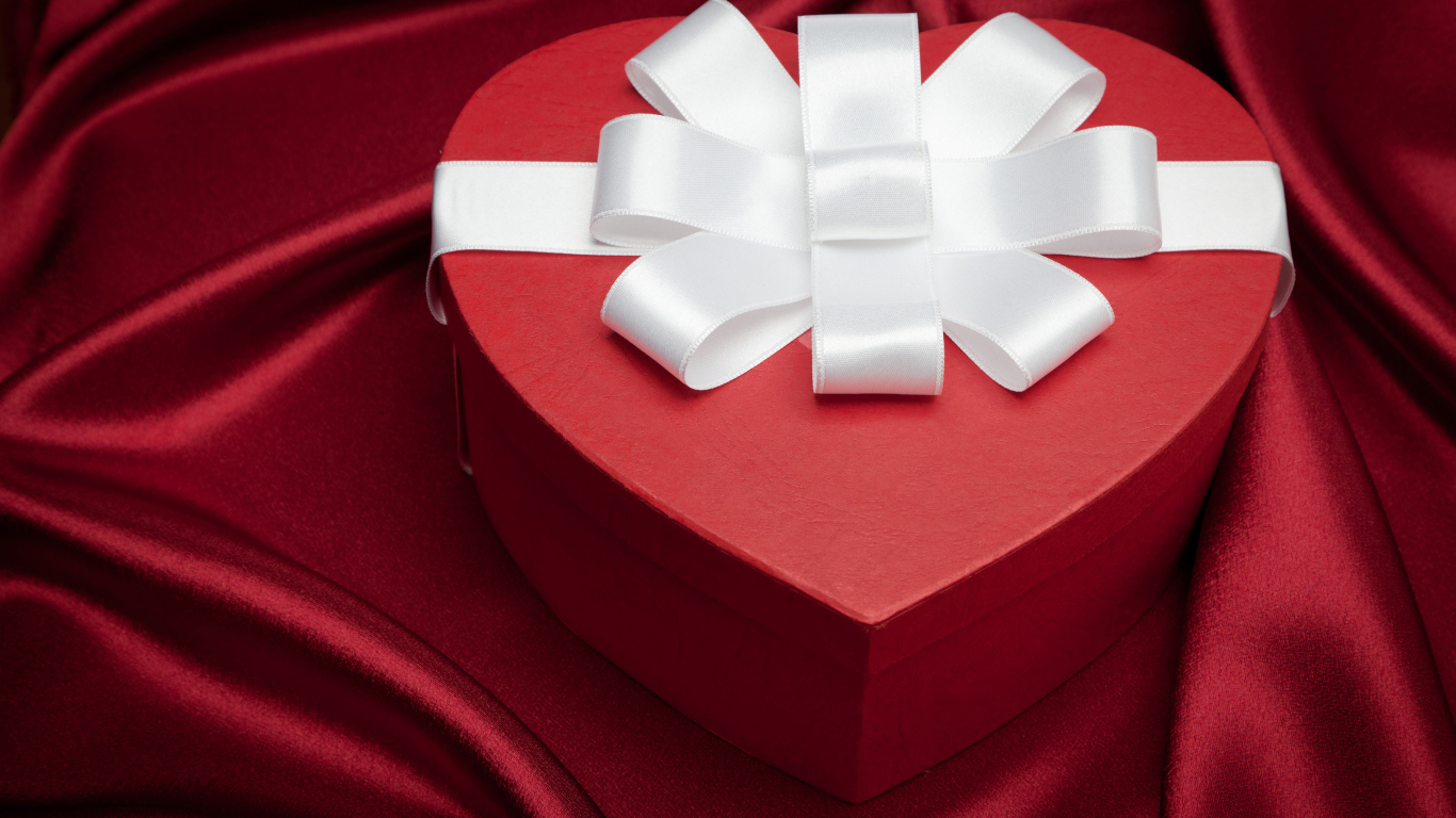 Большая красивая красная коробка в форме сердца с белым бантом