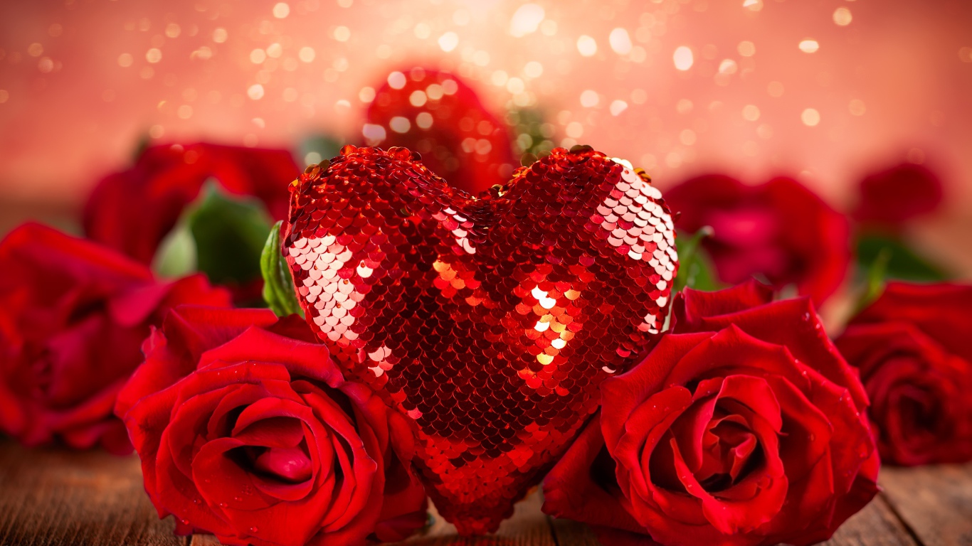 Большое красное блестящее сердце с букетом роз 