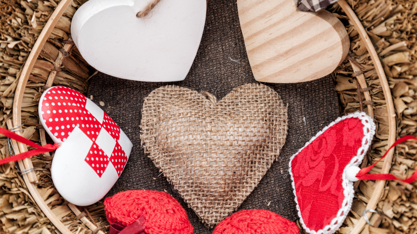 Разные сердечки в корзине крупным планом