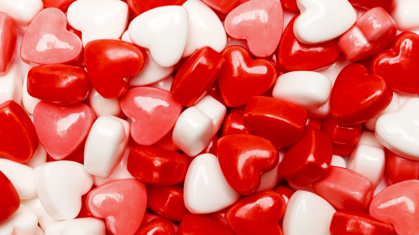 Много разноцветных конфет в форме сердца крупным планом