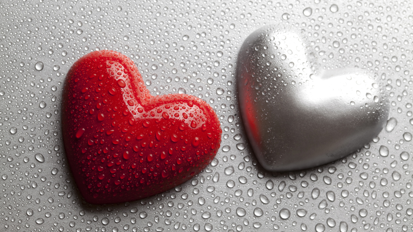 Красное и серое сердце на сером фоне в каплях воды