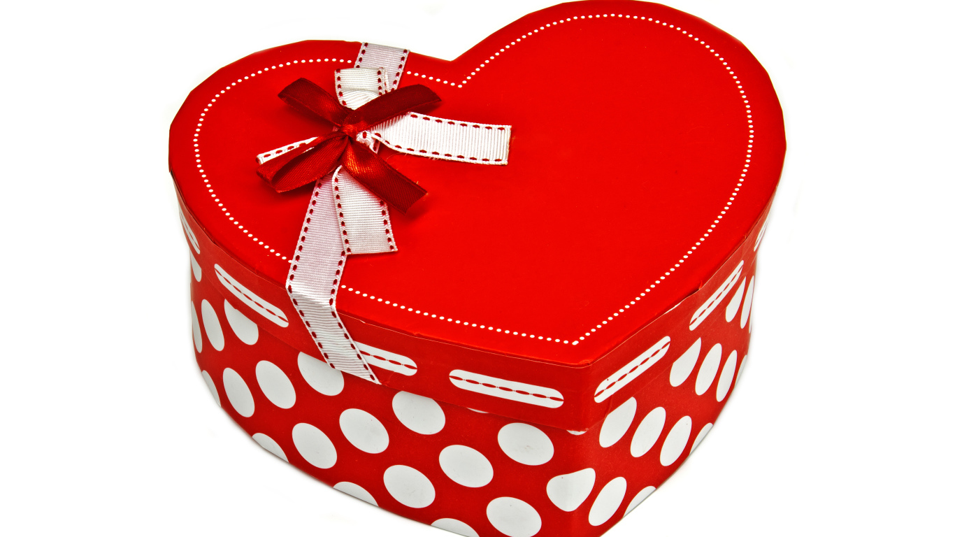 Подарочная красная коробка в форме сердца на белом фоне