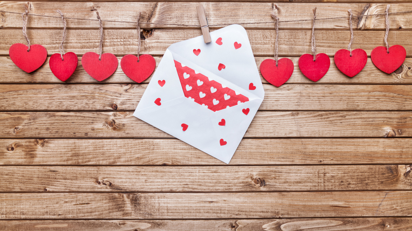 Красные деревянные сердечки на ниткам с конвертом 