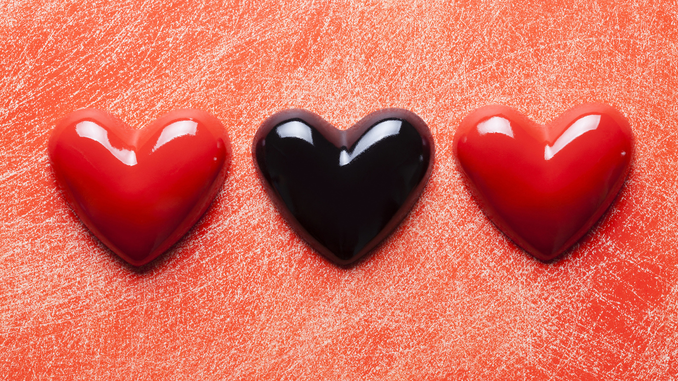 Три сердца на красном фоне 